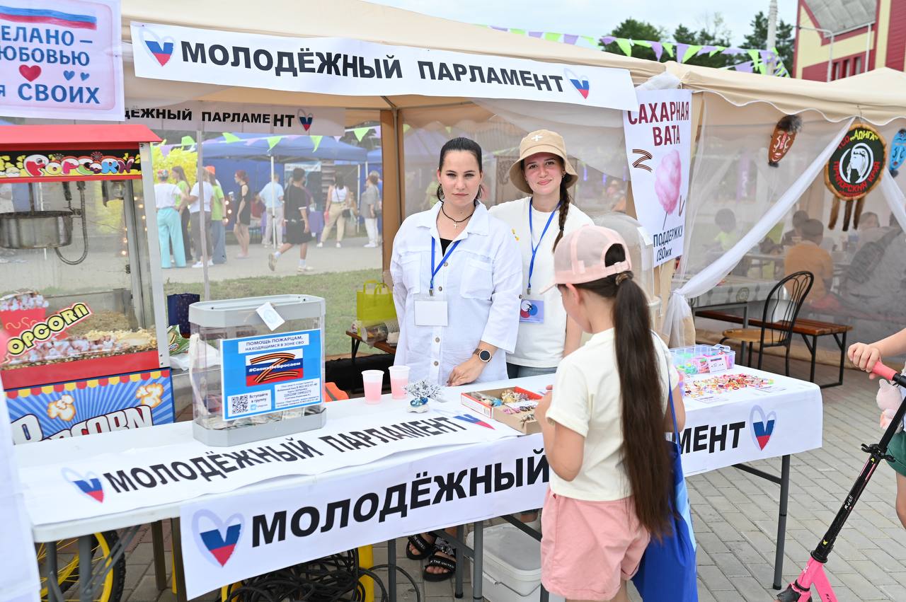 Благотворительная ярмарка в поддержку наших военнослужащих стала особой площадкой Дня молодёжи в Лучегорске..