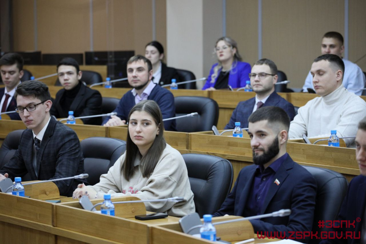 6 декабря во Владивостоке прошло первое ежегодное заседание молодежных парламентских структур муниципальных образований Приморья.