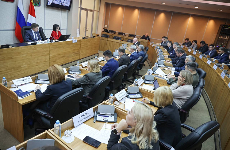 Губернатор Приморья представил нового министра строительства края. Губернатор Приморья представил нового министра строительства края.