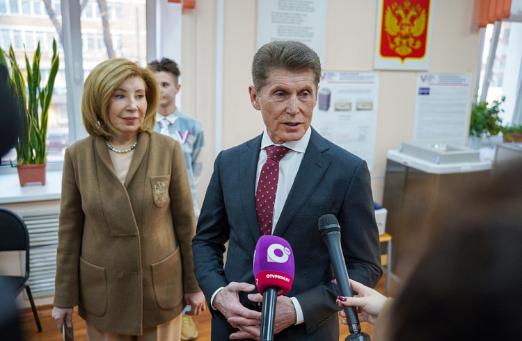 Олег Кожемяко поблагодарил приморцев за беспрецедентную активность при участии в выборах Президента России, сообщает www.primorsky.ru. Олег Кожемяко поблагодарил приморцев за беспрецедентную активность при участии в выборах Президента России, сообщает www.primorsky.ru.